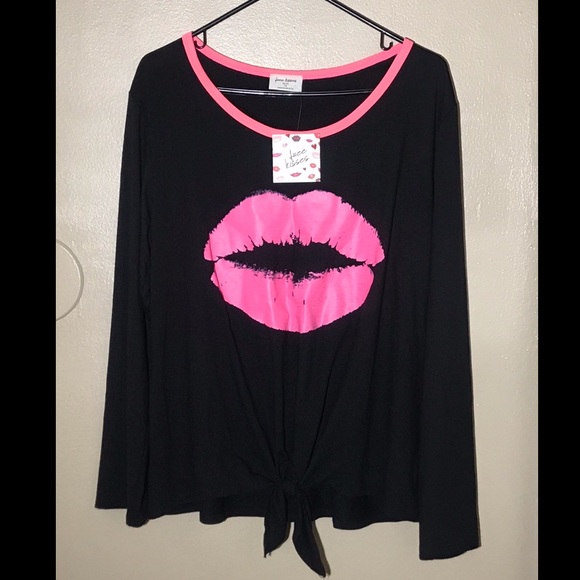 Tops - Women’s lip shirt